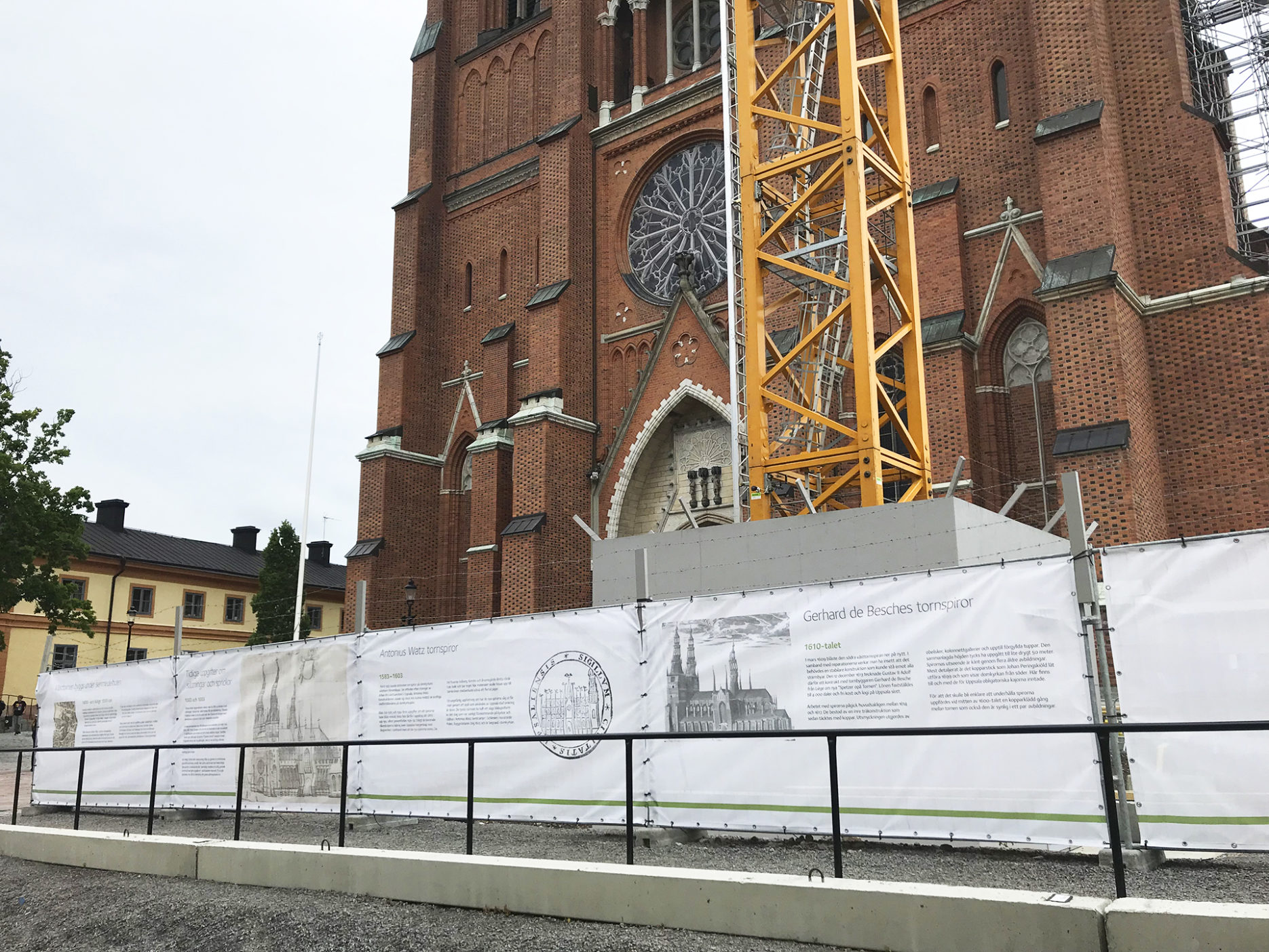 Bild som visar vepor med historiska texter framför domkyrkan.